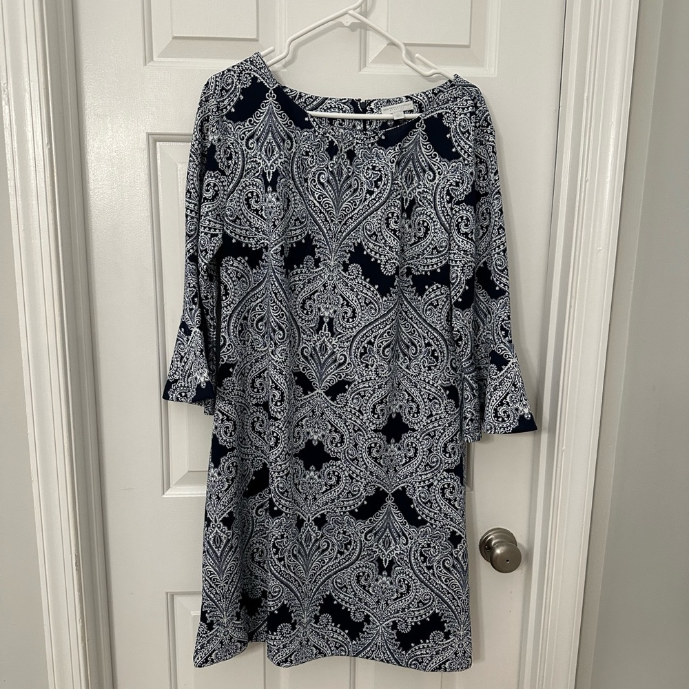 NEW YORK AND COMPANY STRETCH patterned midi dress in white and navy